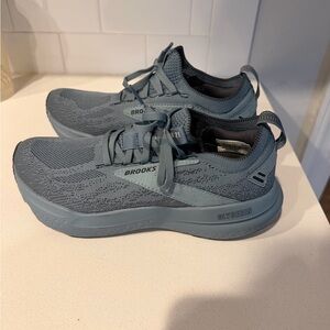 Women’s Brooks tennis shoes size 8
